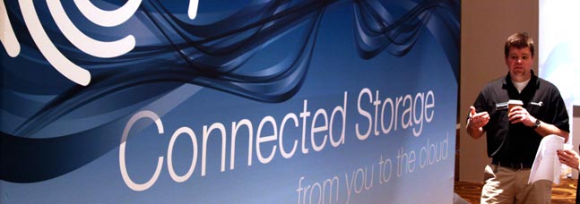 ayakta duran ve soruları cevaplayan haberci