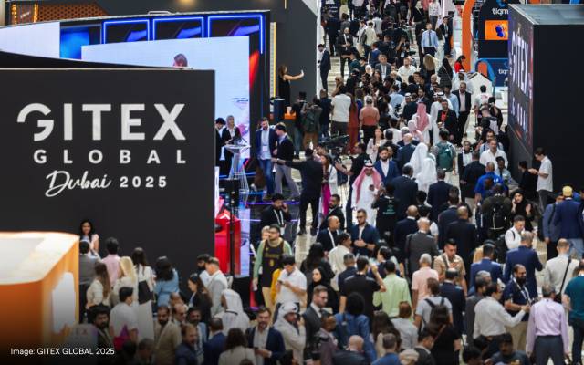 Vue aérienne du GITEX Global 2025 à Dubaï, où une foule de participants parcourent les halls d’exposition présentant les dernières innovations technologiques.