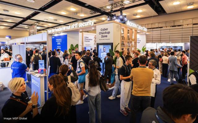 在以IT安全和網路解決方案為主題的MSP Global 2025大會上，許多與會者正在交流互動並參觀展位。